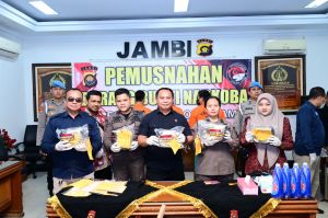 5,5 Kg Barang Bukti Sabu Hasil Tangkapan Dimusnahkan, Tiga Tersangka Ikut Dihadirkan