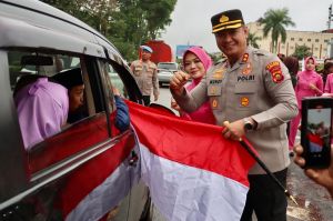 Kapolres, Bupati Sarolangun dan Forkopimda Bagikan Bendera ke Warga