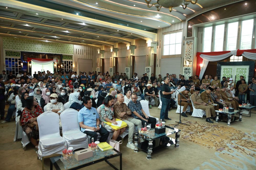 Suasana Dialog warga yang tergabung dalam BPR dengan PT SAS yang difasilitasi oleh Gubernur Jambi, Walikota dan Wawako Jambi, Wabup Muaro Jambi dan Ketua DPRD Provinsi Jambi. 