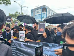 Polisi Halangi Liputan, Puluhan Jurnalis Aksi Tutup Mulut di Mapolda Jambi