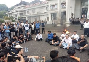 Di Bawah Guyuran Hujan, Ketua DPRD Jambi Hafiz Fattah Terima Aspirasi Masyarakat