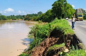 Bahu Jalan Lintas Sarolangun-Jambi di Batu Ampar Longsor