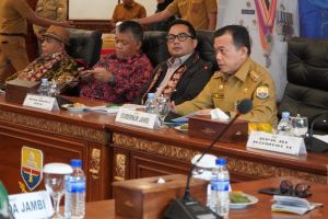 Gubernur Al Haris Bahas Pengawasan PNPB Sektor Pertanahan Bersama Komisi II DPR RI