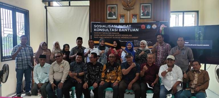 Zainal Abidin anggota BPD Mendalo Darat (baju putih dari kanan) mengikuti sosialisasi pusat konsultasi bantuan hukum.