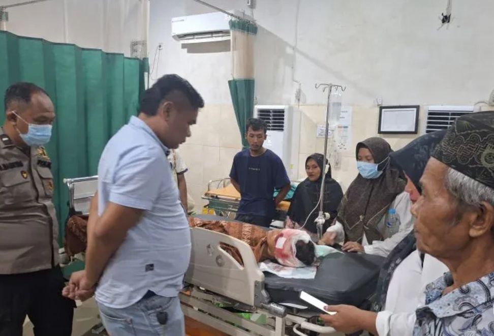 Korban saat mendapatkan perawatan intensif.