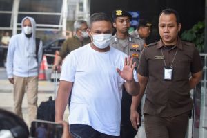 Status Gubernur Riau Diumumkan KPK Hari Ini