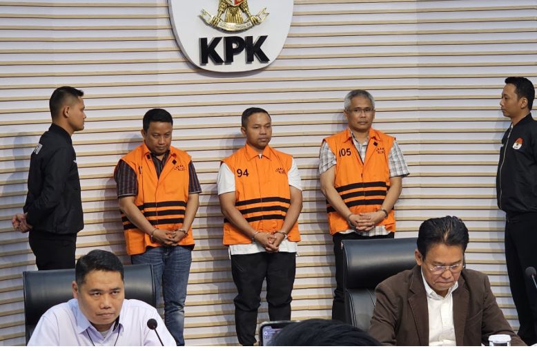 Wakil Ketua KPK, Johanis Tanak saat mengumumkan Gubernur Riau, Abdul Wahid dan Kadis PUPR PKPP, M Arief  Setiawan serta tenaga ahli Gubernur, Dani M Nursalam sebagai tersangka.