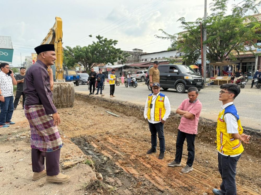 Edi Purwanto saat meninjau pelaksanaan program pembangunan jalur dua di Singkut. 