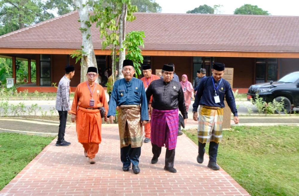 Wagub Abdullah Sani bersama Katu LAM Provinsi Jambi, Hasan Basri Agus saat akan membuka kegiatan seminar nasional melayu Jambi. 