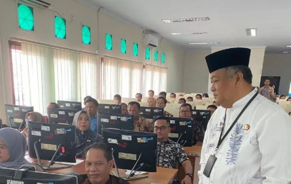 Sekda Kota Jambi, A Ridwan saat meninjau proses penilaian yang diikuti ratusan ASN. 
