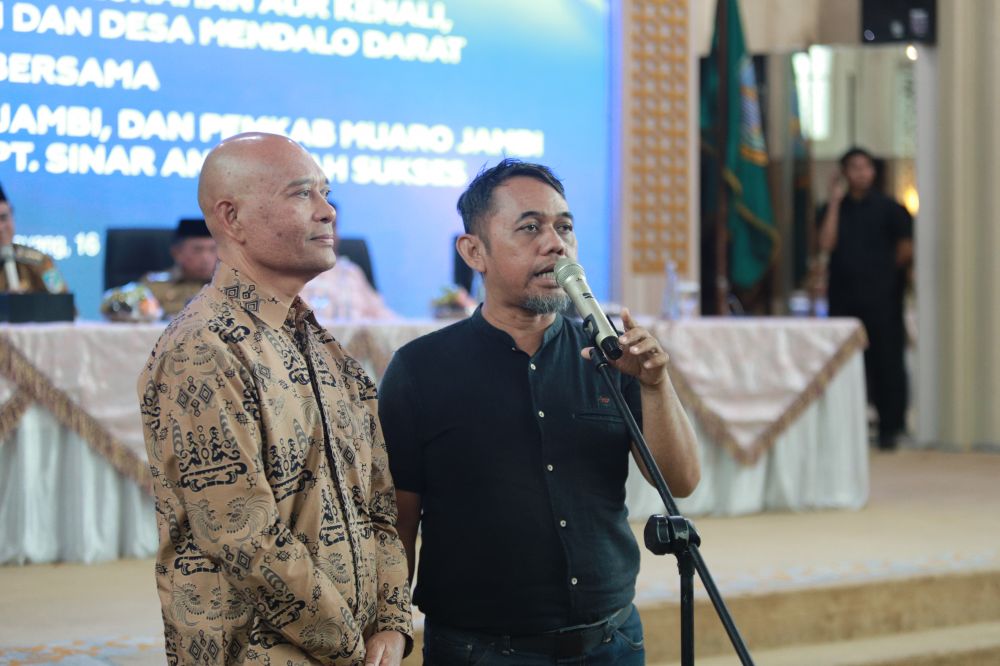 Ketua BPR Rahmad dan Dirut PT SAS, Ridony saat berdialog di rumah Dinas Walikota Jambi, September lalu. 