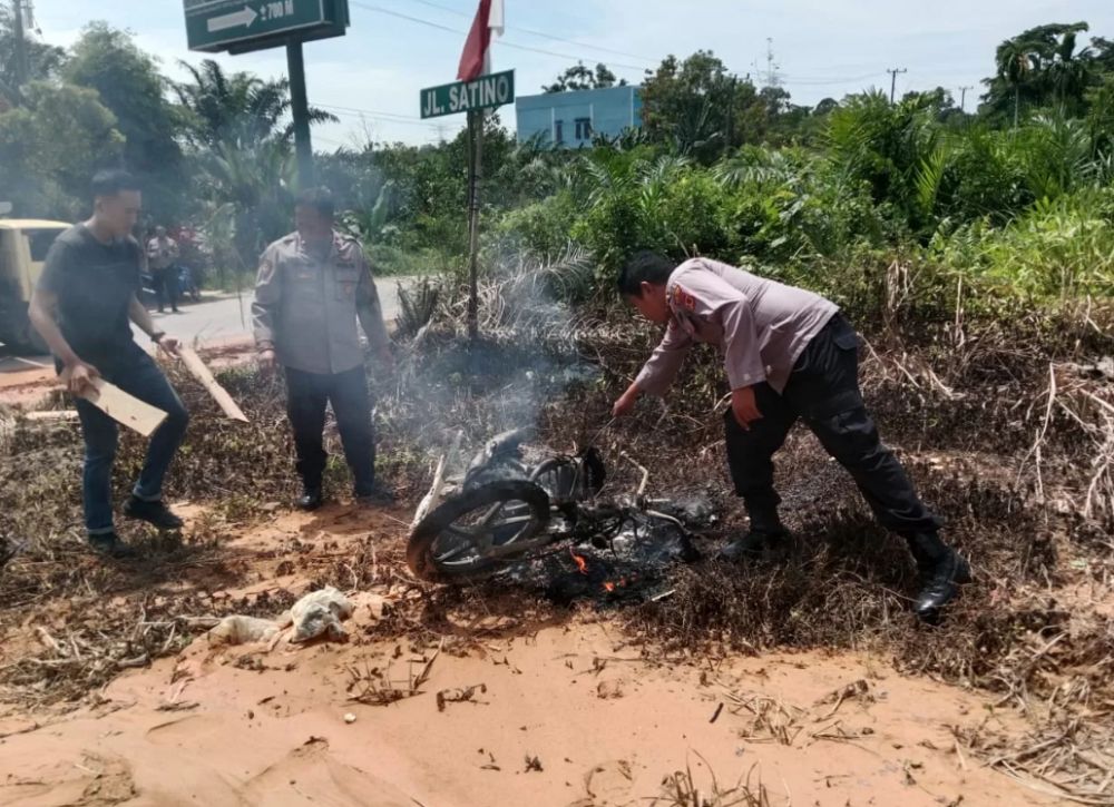 Motor pelaku yang dibakar warga karena kesal dengan ulahnya. 