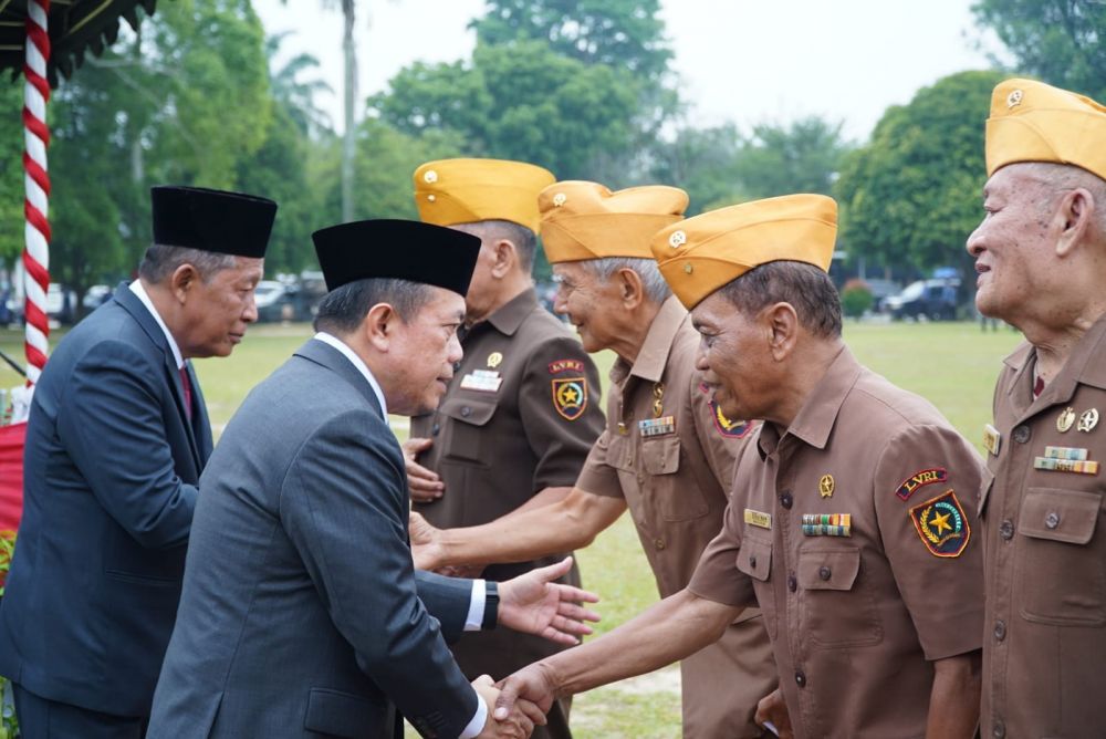 Gubernur Al Haris menyalami para pejuang veteran perang dalam upacara peringatan hari pahlawan. 