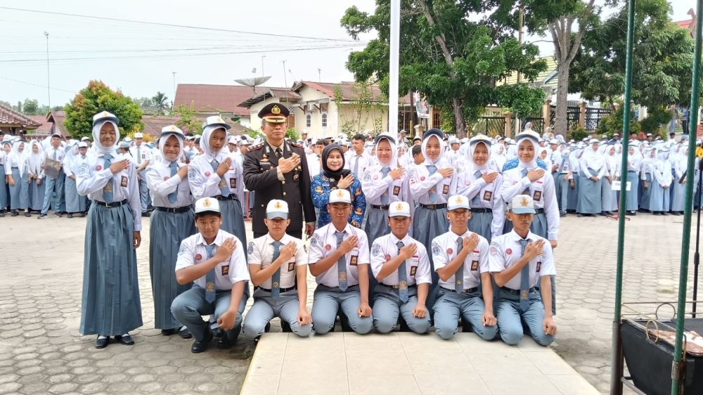 AKBP Dadang foto bersama siswa usai upacara peringatan hari pahlawan.