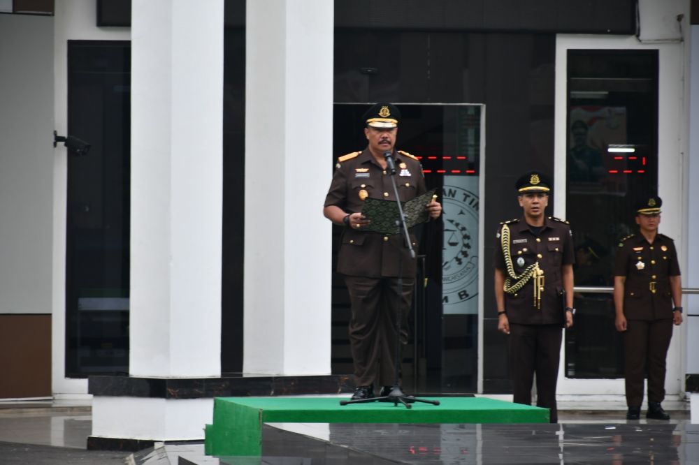 Kajati Sugeng saat menjadi inspektur upacara peringatan hari pahlawan. 