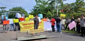Warga Terdampak Zona Merah Geruduk Kantor Pertamina, Ancam Blokir Jalan