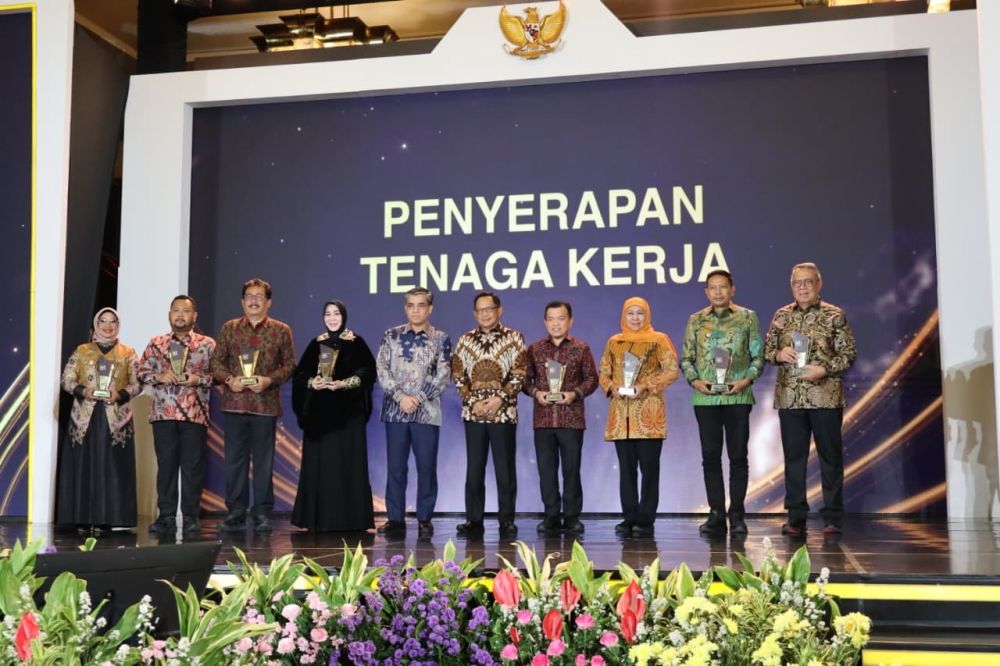 Gubernur Al Haris saat menerima apresiasi kinerja yang diberikan kepada Pemprov Jambi. 