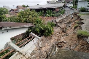 Tembok Pagar RS Arafah Ambruk Timpa Rumah Warga