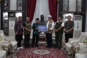 Gubernur Al Haris Serahkan Langsung Bantuan ke Sumbar