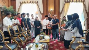 Tunaikan Janji, Gubernur Al Haris Umrohkan Orang Tua Peraih Emas PON Aceh–Sumut