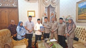 KI Provinsi Jambi Serahkan Laporan Kinerja Terakhir di Akhir Masa Jabatan ke Gubernur