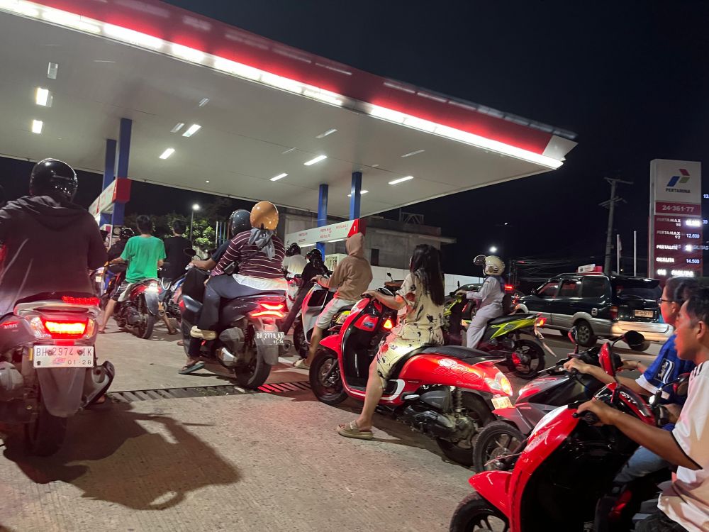 Pemerintah Berencana Batasi Pembelian Pertalite dan Biosolar, Antrean Mengular di SPBU