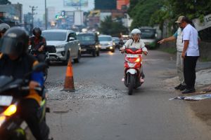 Geram Jaringan Telkom Hambat Perbaikan Jalan, Ivan Wirata Beri Tenggat Tiga Hari