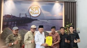 Serahkan SK Pengurus Baru, CE Targetkan Golkar Tanjabbar Tambah Perolehan Kursi Legislatif 