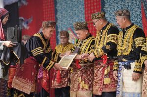 Al Haris Dianugerahi Gelar Adat Kehormatan Depati Amanah Negroi Tanoh Sunge Pnoh 