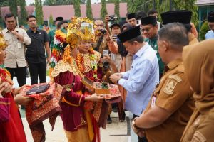 Gubernur Apresiasi Penyerahan Murid Baru Secara Adat Melayu Jambi di SMA Negeri 1 Muaro Jambi