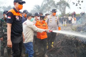 Gubernur Turun ke Sarolangun Tangani Karhutla, Minta Waterbombing untuk Pendinginan