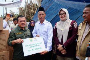 Sambangi Korban Kebakaran di Tanjabtim, Gubernur Bantu Biaya Pembangunan Rumah