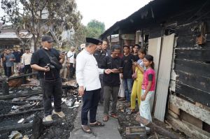 Gubernur Al Haris Tinjau Korban Kebakaran di Cempaka Putih, Pastikan Bantuan Segera Disalurkan