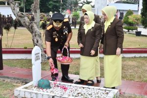 Kajati Jambi Ziarah ke Taman Makam Pahlawan Jelang Hari Lahir Kejaksaan RI