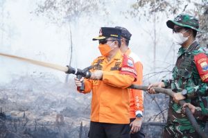 Gambut Londerang Kembali Terbakar, Al Haris Turun ke Lokasi Uji Zat Pemadam Api