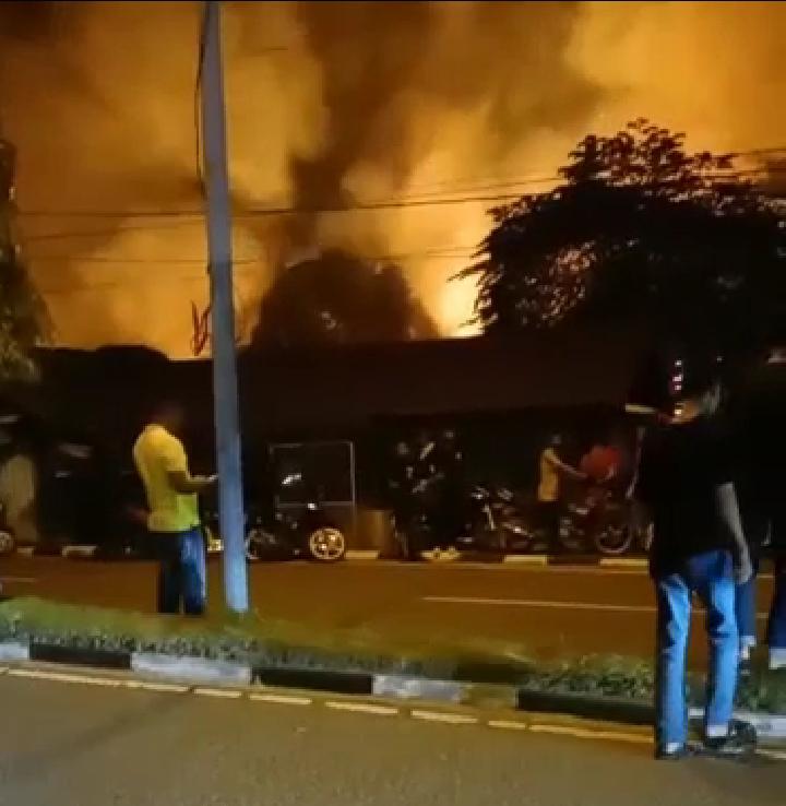Masyarakat pada panik melihat api yang berkobar sangat besar dan menyelamat kan barang berharga yang mereka miliki.